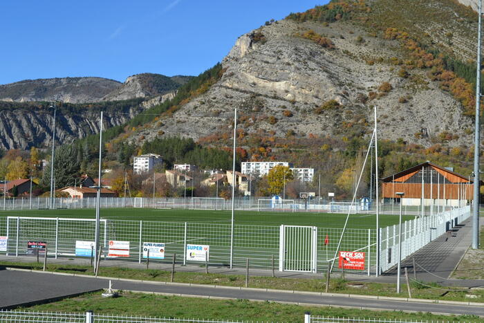 Stade de foot & gymnase - Photo 1