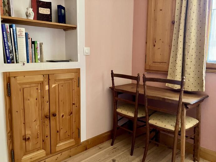 Petit bureau dans la chambre - Photo 2