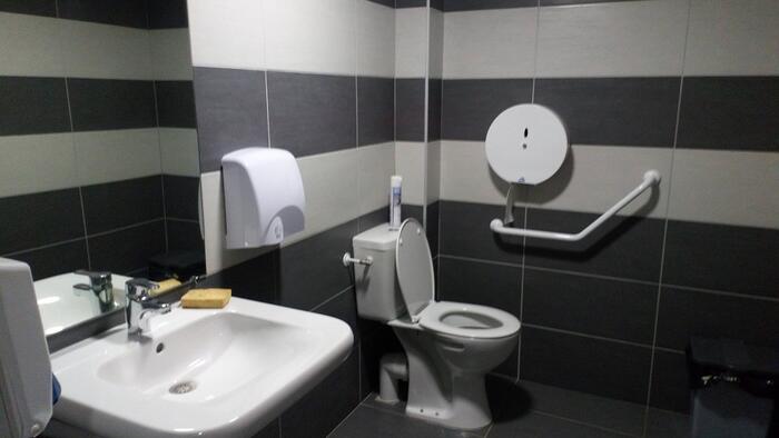 Toilettes de la salle des fêtes de Chabestan - Photo 2